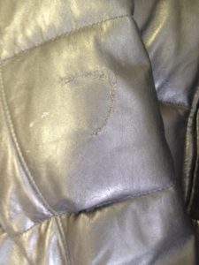 革ジャケット　傷　A3　ソファー、鞄、バッグ、修理、張替、黒ずみ汚れ、クリーニング、色移り、擦り傷、染め直し